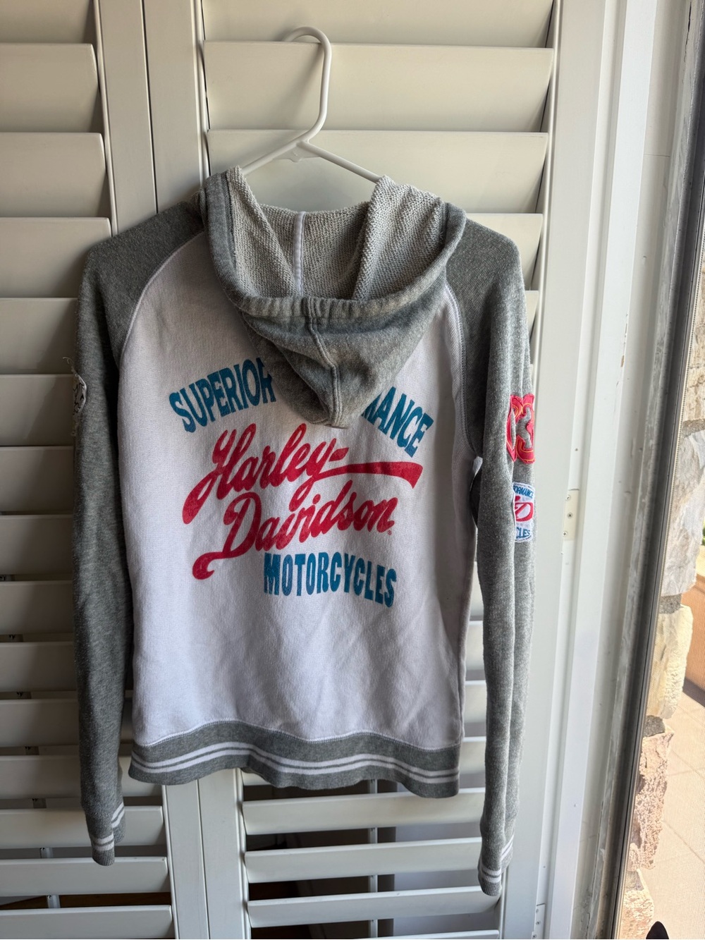 y2k Harley-Davidson White & Gray Hooded Sweatshirt with Red & Blue Logo sz S